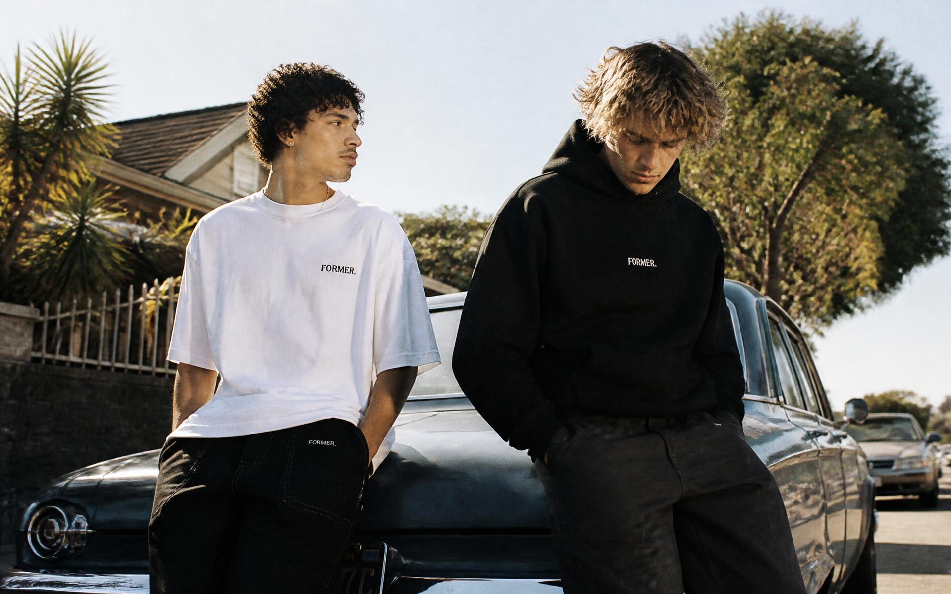 Zwei Models in almostholy Oversized Tee und washed Hoodie